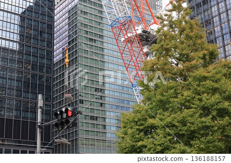 東京千代田區建築工地上的起重機 東京千代田區建築工地上的起重機 136188157