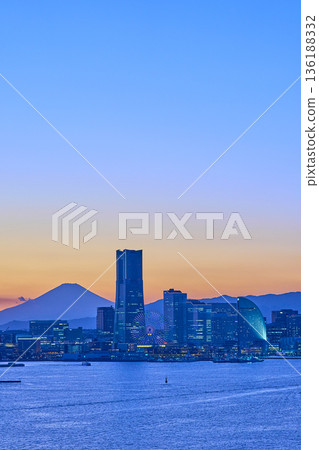 橫濱港未來地區和富士山的傍晚景色。 136188332