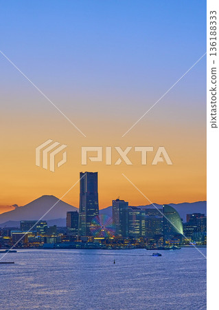 橫濱港未來地區和富士山的傍晚景色。 136188333