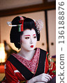 一位身穿紅色和服的藝伎側身站立 136188876
