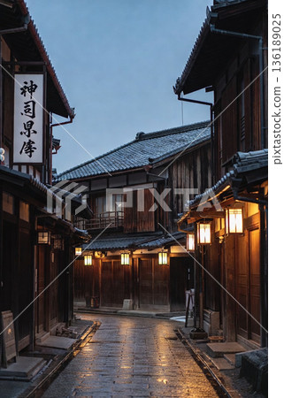 黃昏時分，兩旁是古老日式房屋的小巷裡燈火通明。 136189025