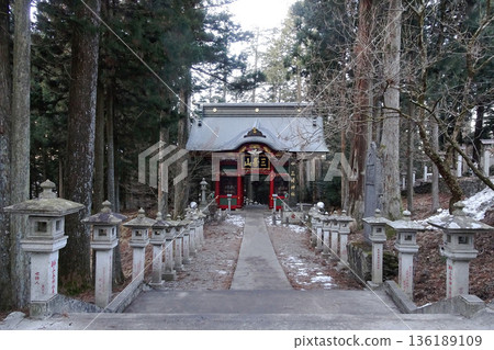 埼玉縣:三峰神社/掛滿燈籠的水神門/秩父市,二月 埼玉縣:三峰神社/掛滿燈籠的水神門/秩父市,二月 136189109