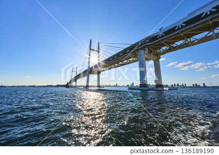 從大黑碼頭眺望橫濱灣大橋 從大黑碼頭眺望橫濱灣大橋 136189190