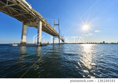 從大黑碼頭眺望橫濱灣大橋 從大黑碼頭眺望橫濱灣大橋 136189193