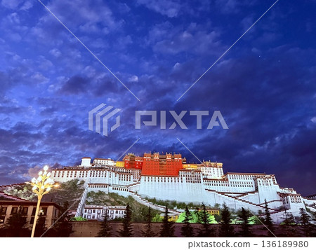 夜晚燈火輝煌的布達拉宮 夜晚燈火輝煌的布達拉宮 136189980