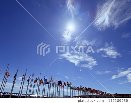 The sun and clouds stretch into the sky 136189986