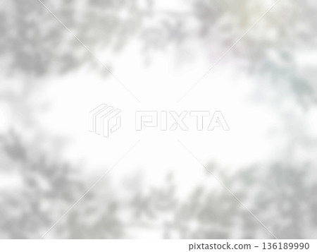 以牆上倒映的樹木陰影為背景素材。 以牆上倒映的樹木陰影為背景素材。 136189990