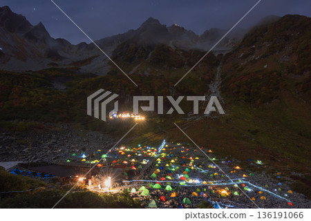 從營地看到的夜色中的穗高 136191066