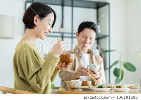 一對中年夫妻在家吃飯 一對中年夫妻在家吃飯 136191680