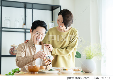 一對中年夫妻在家吃飯 一對中年夫妻在家吃飯 136191685
