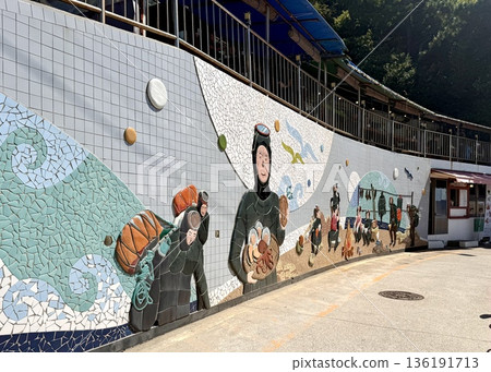 Scenery of Yeongdo Haenyeo Village in Busan 136191713