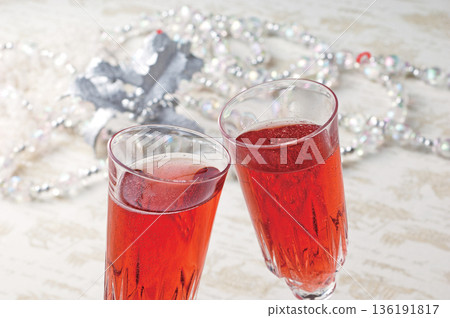 氣泡酒倒入玻璃杯中 136191817