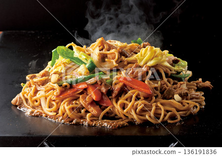 鐵板上烤好的猿飛炒麵 136191836