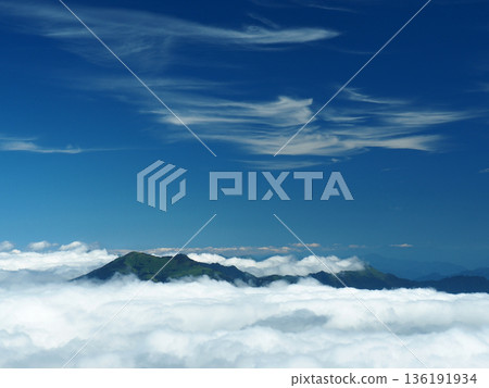 [Mountain scenery] View from the summit of Mt. Ishizuchi, Ehime Prefecture - Sea of clouds 136191934
