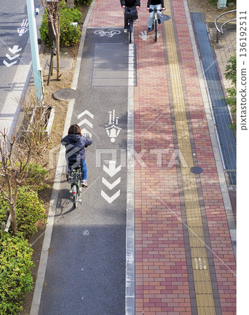 設有自行車道和行人道的獨立人行道 設有自行車道和行人道的獨立人行道 136192511