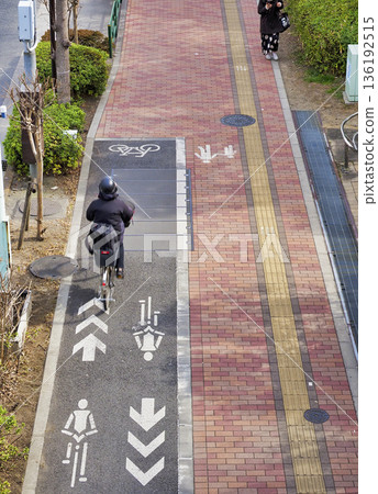 設有自行車道和行人道的獨立人行道 設有自行車道和行人道的獨立人行道 136192515