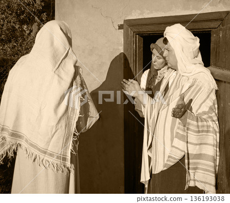 Man ask aboyt his way Man ask aboyt his way 136193038