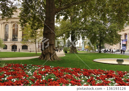 香榭麗舍大街旁的小皇宮花園 136193126