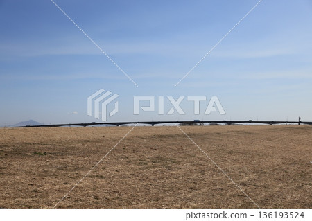 埼玉縣加須市利根川堤防的風景 136193524