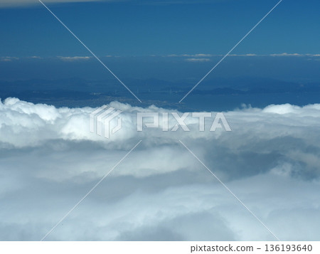 [Mountain scenery] View from the summit of Mt. Ishizuchi, Ehime Prefecture: Sea of clouds and Kurushima-Kaikyo Bridge 136193640