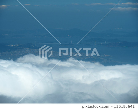 [Mountain scenery] View from the summit of Mt. Ishizuchi, Ehime Prefecture: Sea of clouds and Kurushima-Kaikyo Bridge 136193641
