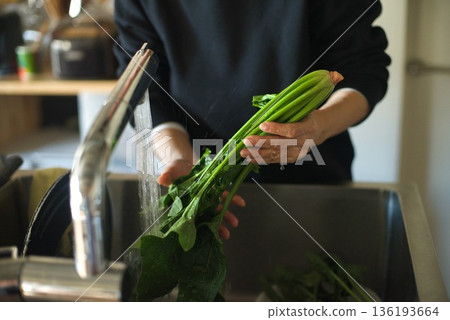 用水洗菠菜 136193664