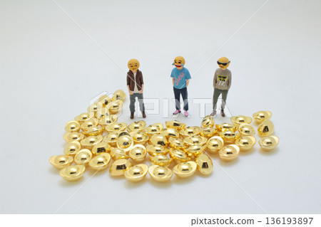 Miniature Figures Standing Calmly Beside Shiny Gold Ingots Miniature Figures Standing Calmly Beside Shiny Gold Ingots 136193897