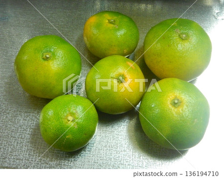 Freshly harvested mandarins 136194710