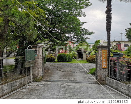 The entrance to Matsumoto Benten Jushōin Temple in Edogawa Ward The entrance to Matsumoto Benten Jushōin Temple in Edogawa Ward 136195585