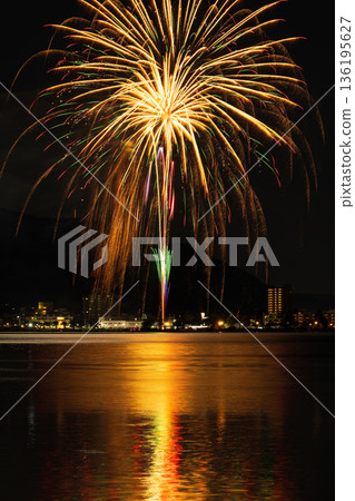 日本夏季傳統：煙火（諏訪湖夏季夜間煙火） 136195627
