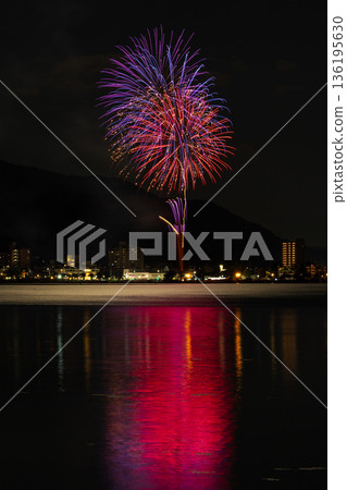 日本夏季傳統：煙火（諏訪湖夏季夜間煙火） 136195630