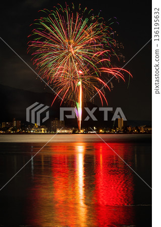 日本夏季傳統：煙火（諏訪湖夏季夜間煙火） 136195632