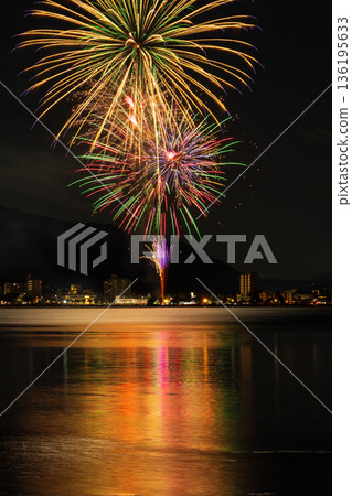 日本夏季傳統：煙火（諏訪湖夏季夜間煙火） 136195633