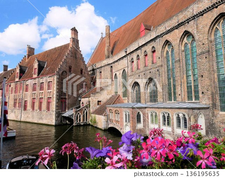 比利時布魯日－夏季的舊聖約翰醫院和運河 136195635