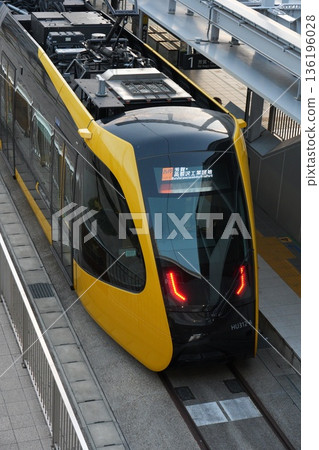輕軌電車等待發車 輕軌電車等待發車 136196028
