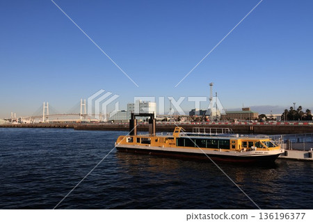 旅遊船停靠的港口 旅遊船停靠的港口 136196377