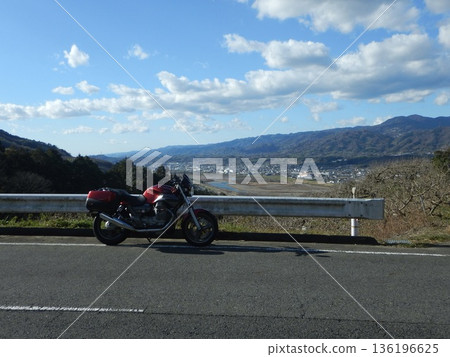 騎士騎著摩托車欣賞風景 136196625