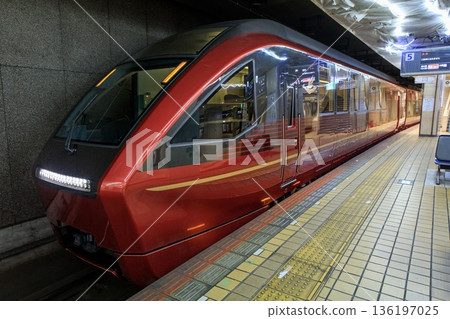 近鐵80000系列特快列車「一人取」停靠在近鐵名古屋站 136197025