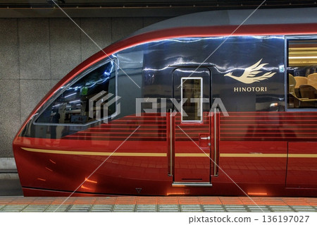 近鐵80000系列特快列車「一人取」停靠在近鐵名古屋站 近鐵80000系列特快列車「一人取」停靠在近鐵名古屋站 136197027