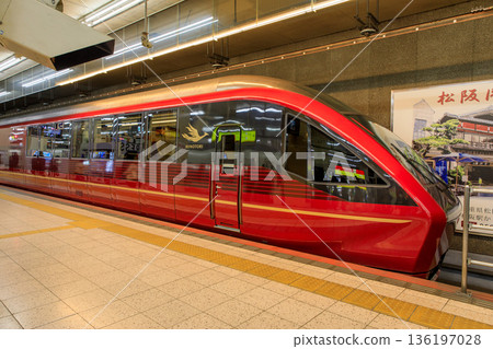 近鐵80000系列特快列車「一人取」停靠在近鐵名古屋站 136197028
