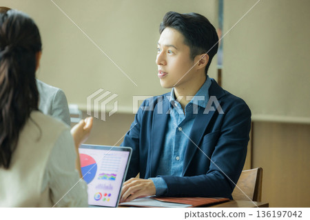 A man and a woman making a meeting A man and a woman making a meeting 136197042