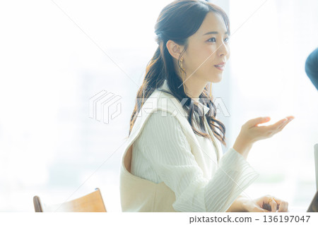 一個男人和一個女人開會 136197047