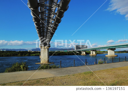 Hirakata Aqueduct Bridge and Hirakata Ohashi Bridge over the Yodo River Hirakata Aqueduct Bridge and Hirakata Ohashi Bridge over the Yodo River 136197151