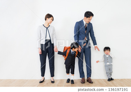 入學典禮的父母和孩子 136197191