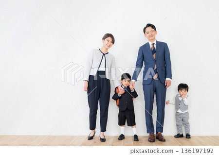 入學典禮的父母和孩子 136197192