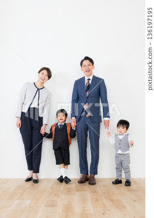 入學典禮的父母和孩子 入學典禮的父母和孩子 136197195