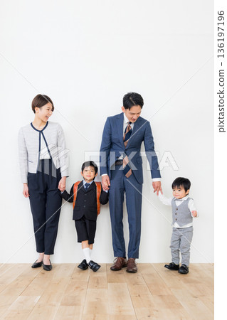入學典禮的父母和孩子 136197196