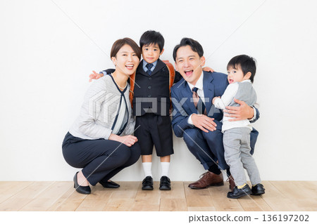 入學典禮的父母和孩子 136197202