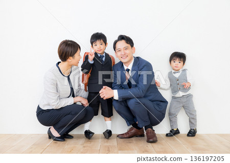 入學典禮的父母和孩子 136197205