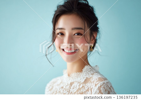 一位日本新娘穿著婚紗，笑容燦爛，拍攝了一張新娘肖像照。照片留有空白區域。 136197235